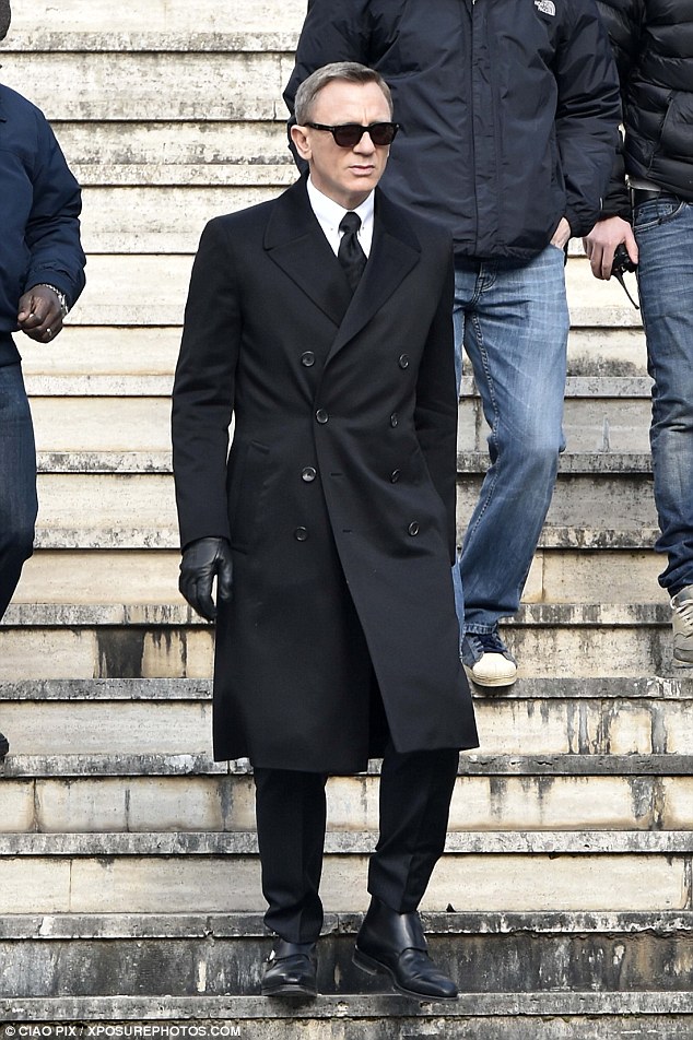 25D67C6300000578-2962825-Man_of_the_moment_Daniel_looked_suave_in_a_black_coat_which_feat-a-17_1424625519162.jpg