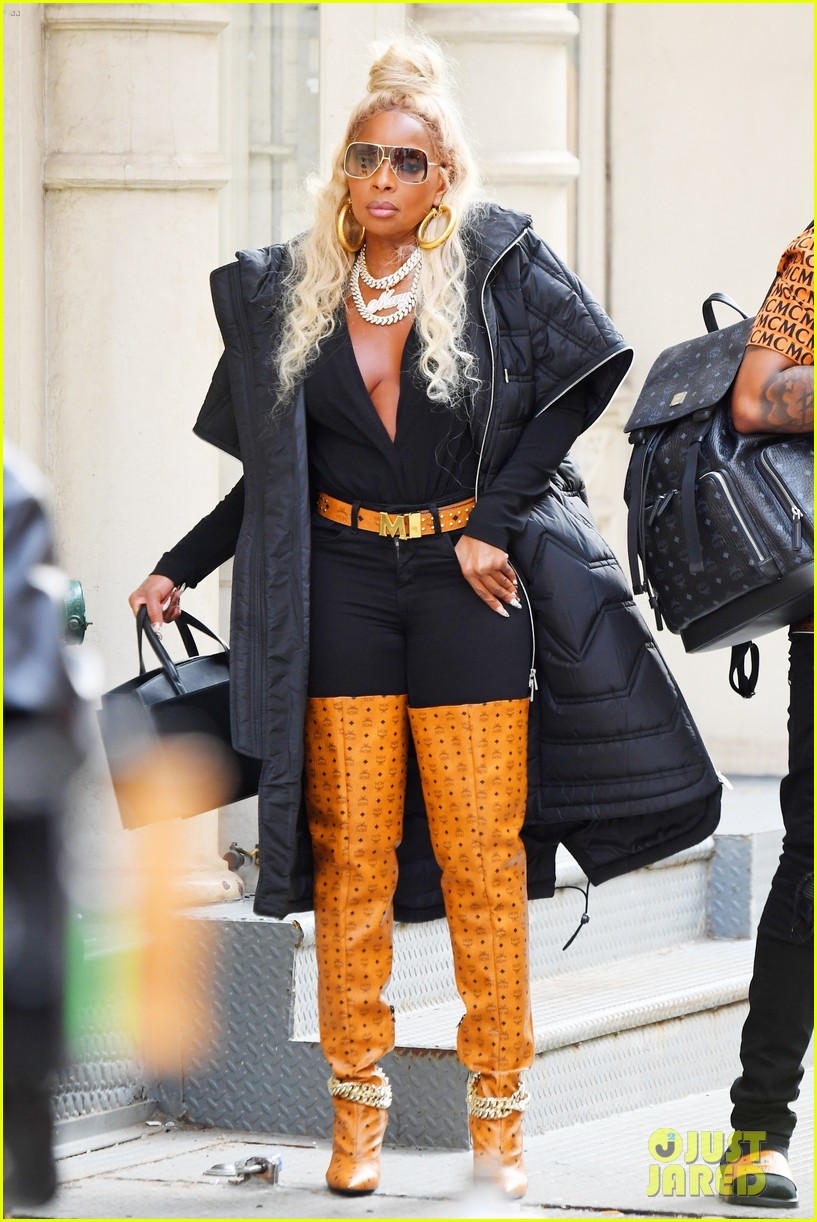 mary-j-blige-rocks-head-to-toe-mcm-while-filming-in-nyc-03.jpg
