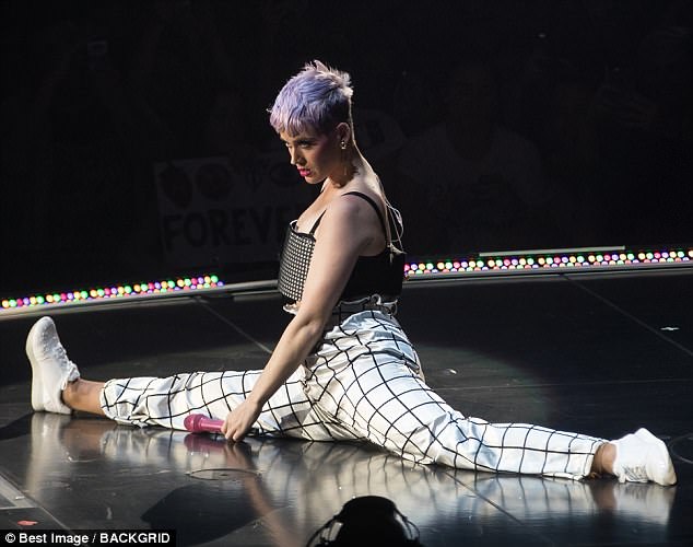 4CC0FF9E00000578-0-Splits_Katy_Perry_was_pictured_performing_the_splits_onstage_at_-a-3_1527699217036.jpg