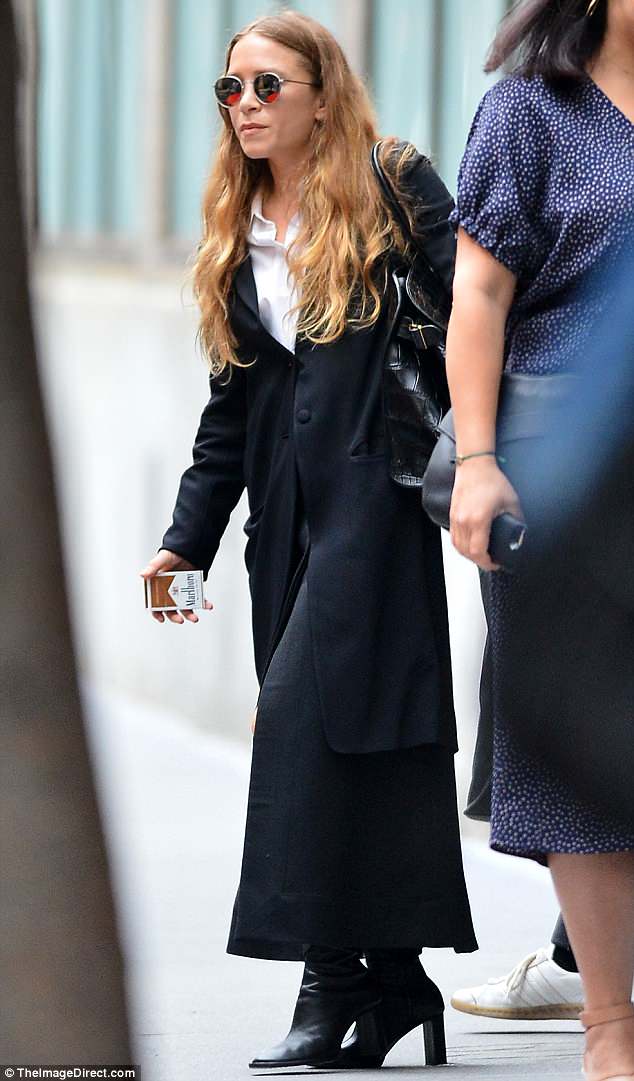 4D04ABAC00000578-5817801-NY_state_of_mind_Mary_Kate_Olsen_looked_like_the_sophisticated_N-m-112_1528398272836.jpg