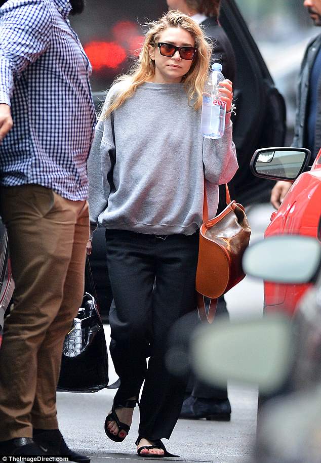 4D04AC8F00000578-5817801-Casual_New_Yorker_Ashley_Olsen_wore_an_inside_out_sweatshirt_wit-a-111_1528398031586.jpg