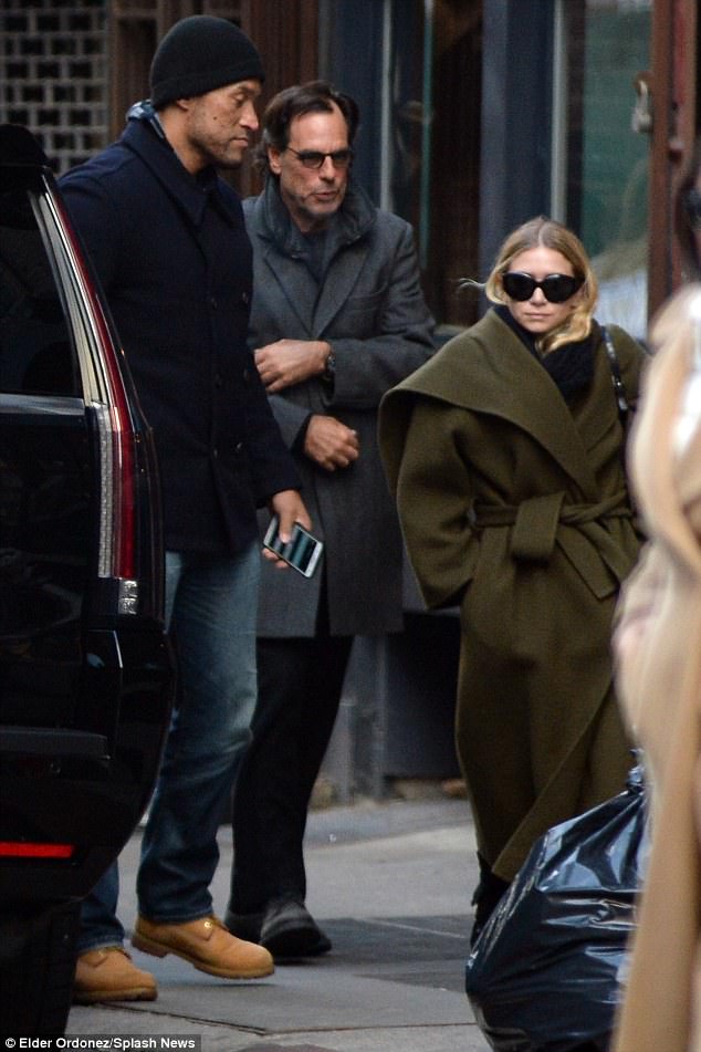 3E3B2DEB00000578-4310018-Ready_for_the_cold_Ashley_Olsen_was_spotted_bundled_up_on_Monday-a-28_1489433053011.jpg