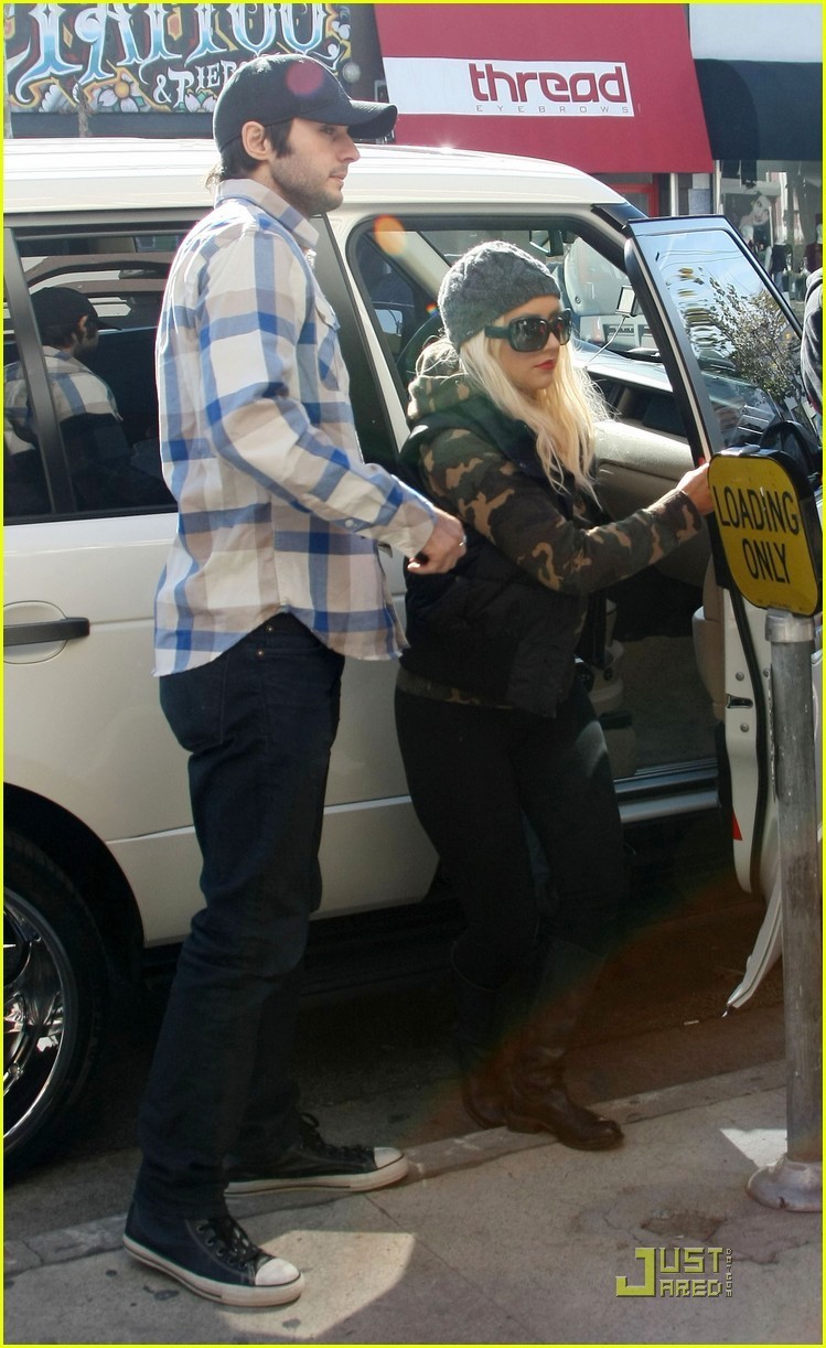 Christina-Matt-out-in-LA-christina-aguilera-18079464-749-1222.jpg