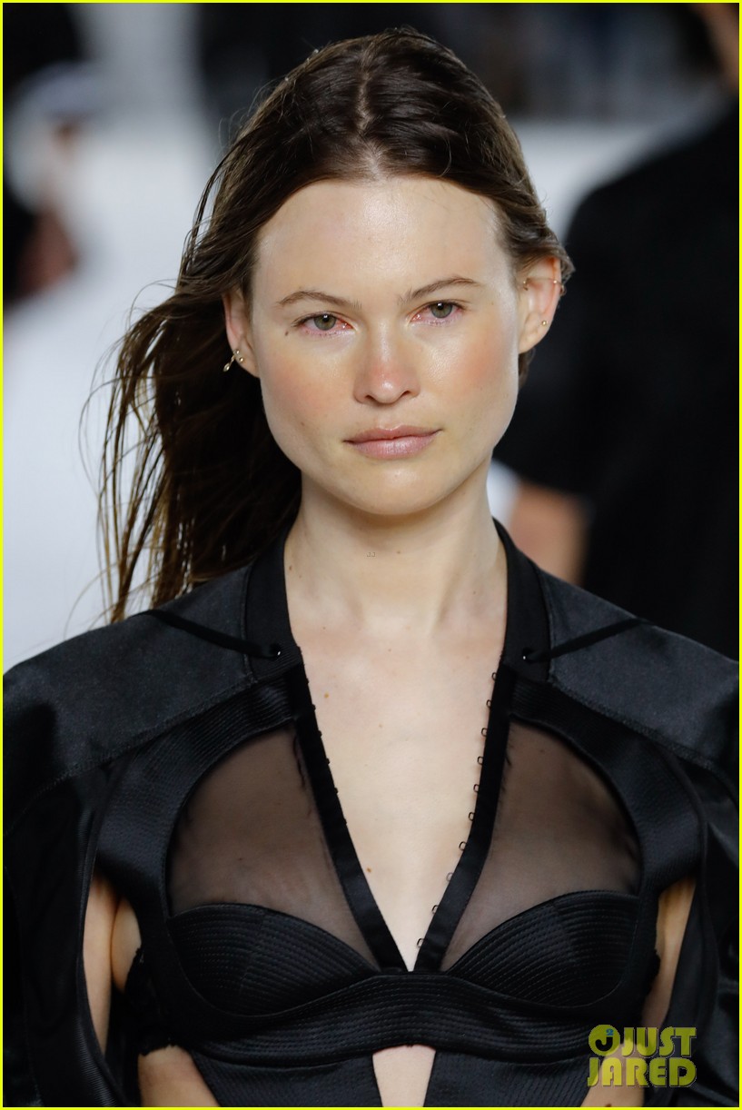 behati-prinsloo-alexander-wang-show-04.jpg