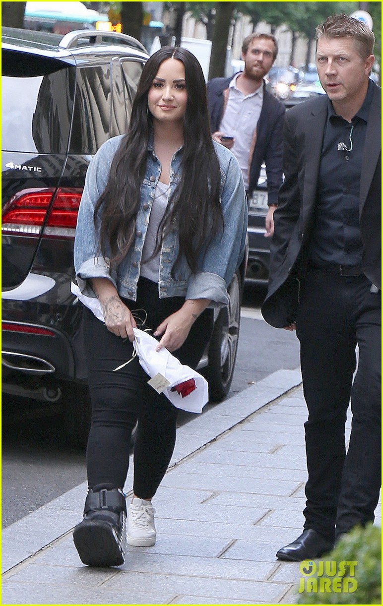 demi-lovato-steps-out-with-bodyguard-10.jpg