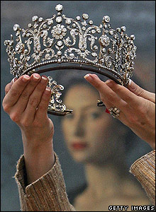 _41756188_tiara_gallery.jpg