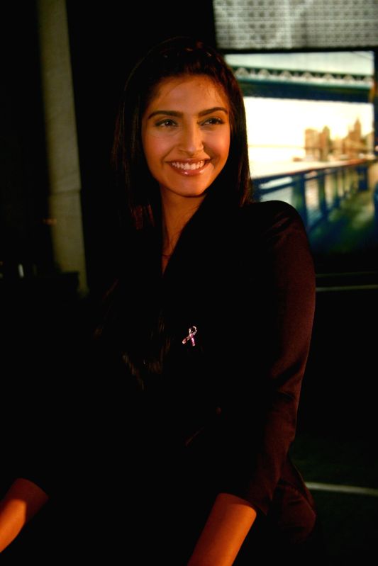 actress-sonam-kapoor-at-a-breast-cancer-campaign-9337.jpg