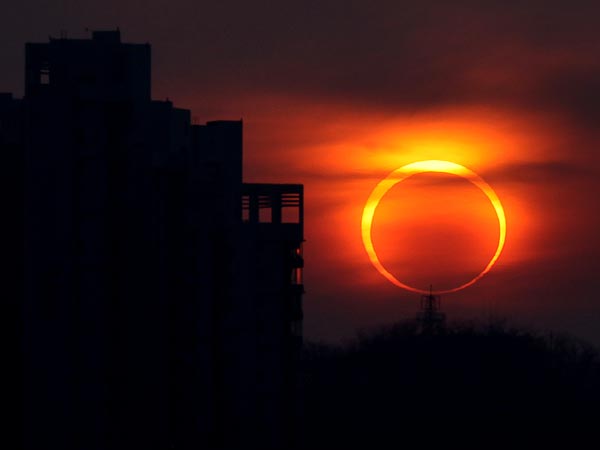 annular_eclipse_sun_moon_this_saturday_may_2012.jpg