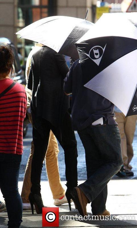 cameron_diaz_is_shielded_from_photographers_as_4.jpg