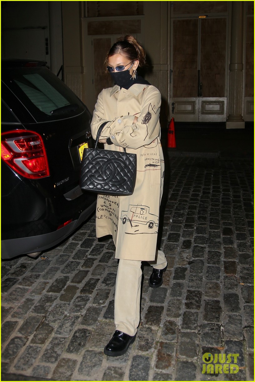 bella-hadid-dinner-with-mom-yolanda-hadid-08.jpg