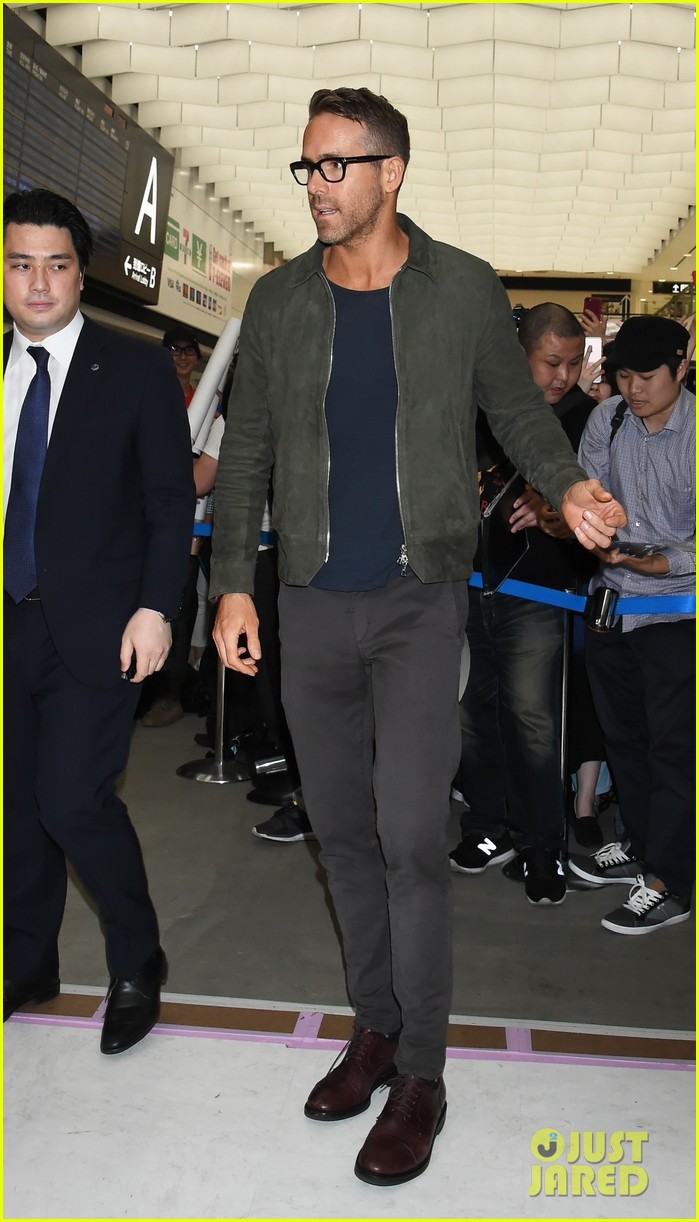 ryan-reynolds-tokyo-narita-may-2018-03.jpg