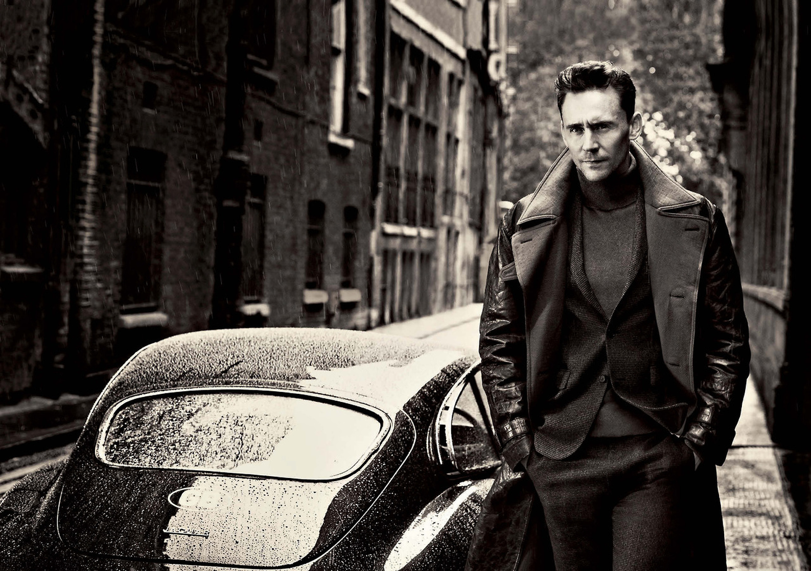 1118full-tom-hiddleston.jpg