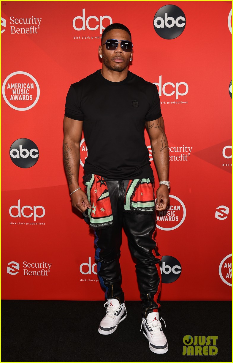 nelly-rocks-shades-on-red-carpet-amas-03.jpg