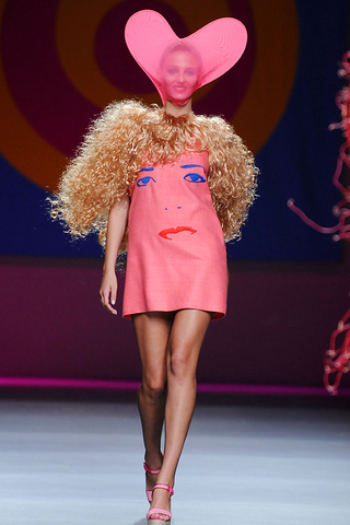 agatha_ruiz_de_la_prada_pasarela_230880276_320x4.jpg