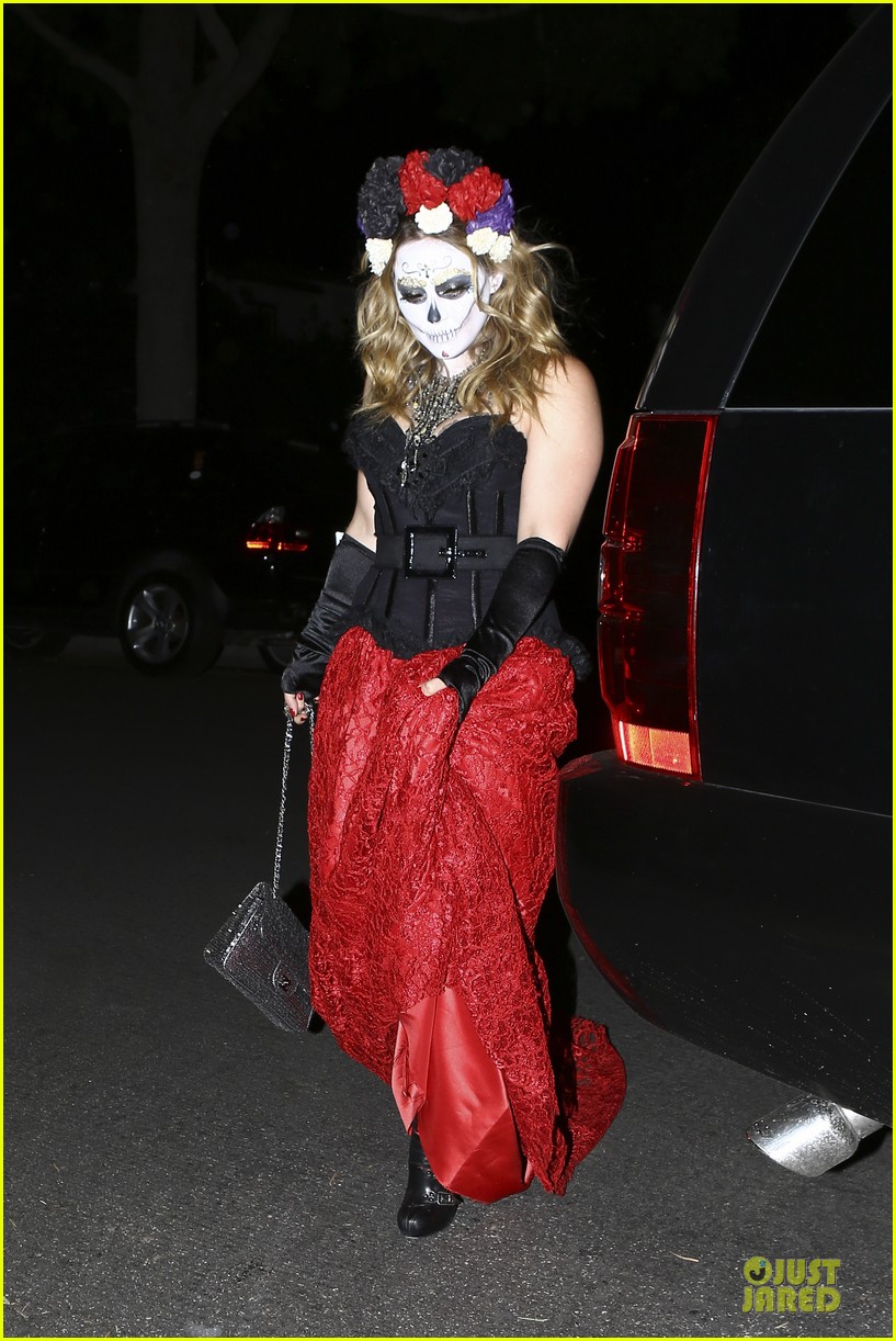 hilary-duff-mike-comrie-day-of-the-dead-halloween-couple-03.jpg