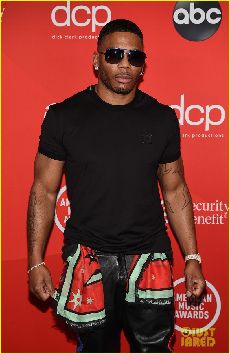 nelly-rocks-shades-on-red-carpet-amas-01.jpg