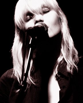 raveonettes-live1-0204.jpg