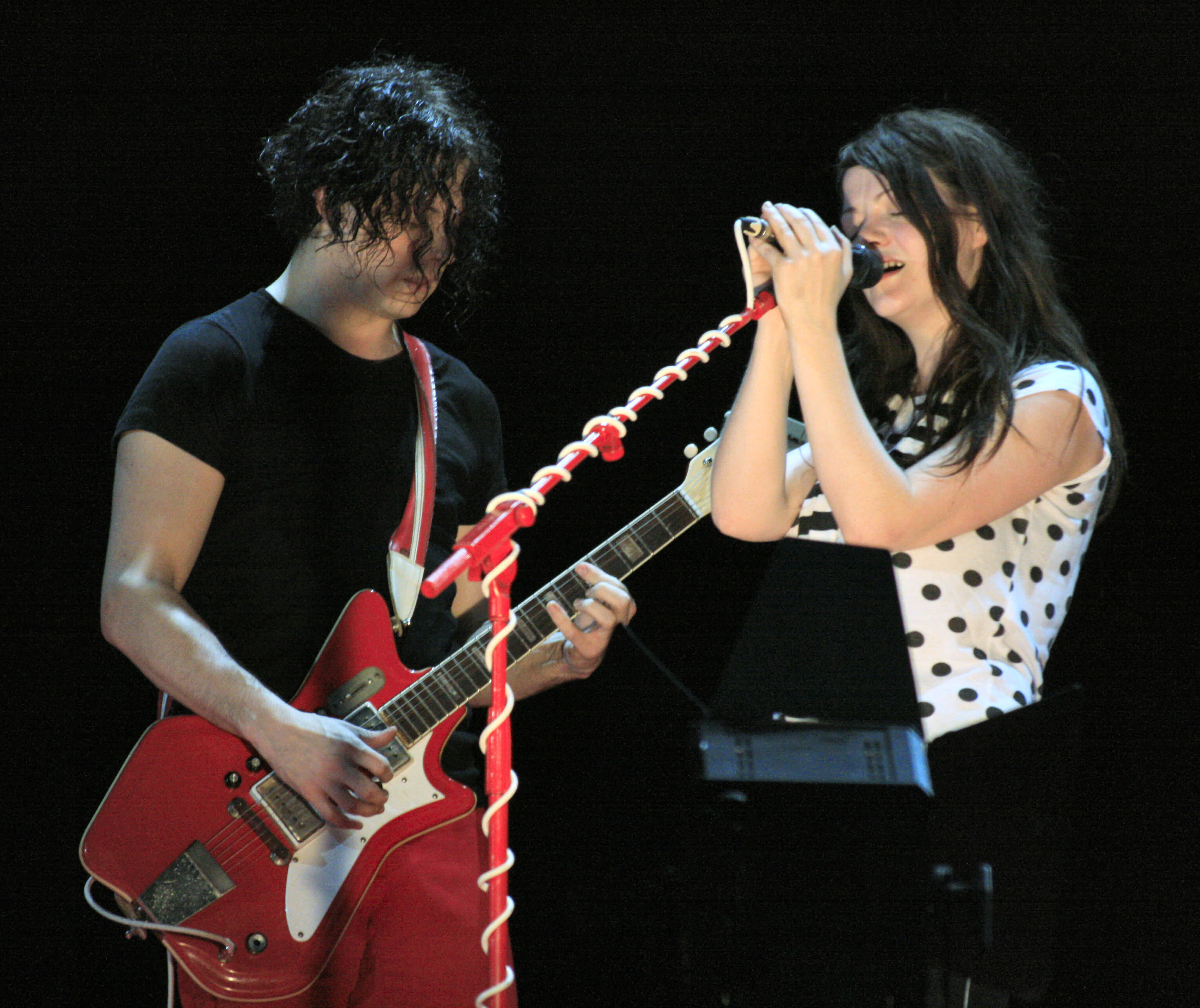 Jack_%26_Meg%2C_The_White_Stripes.jpg