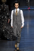 DOLCE_GABBANA_FALL_RTW_2011_PODIUM_031_runway.jpg