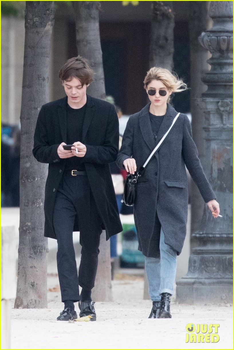 charlie-heaton-natalia-dyer-paris-02.jpg