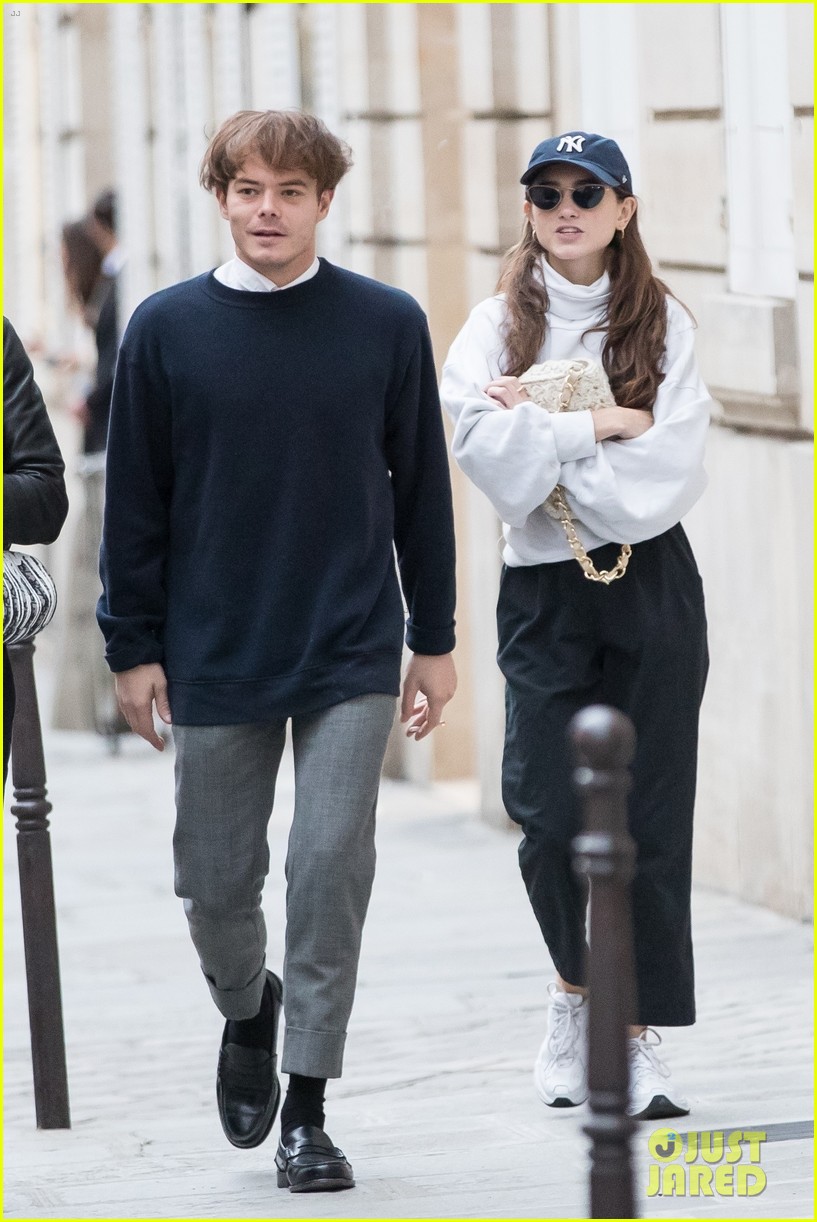 charlie-heaton-natalia-dyer-paris-outing-pals-04.jpg