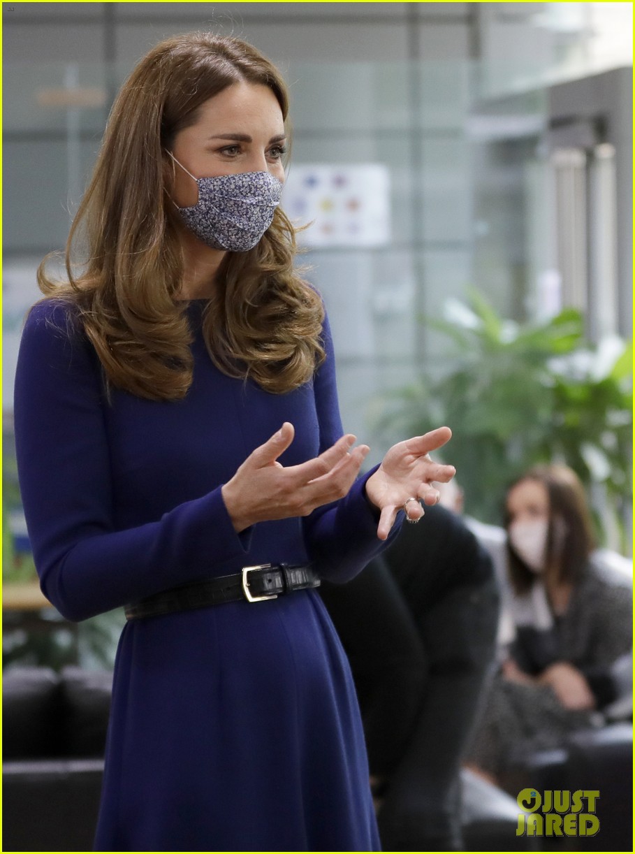 kate-middleton-visits-lab-03.jpg