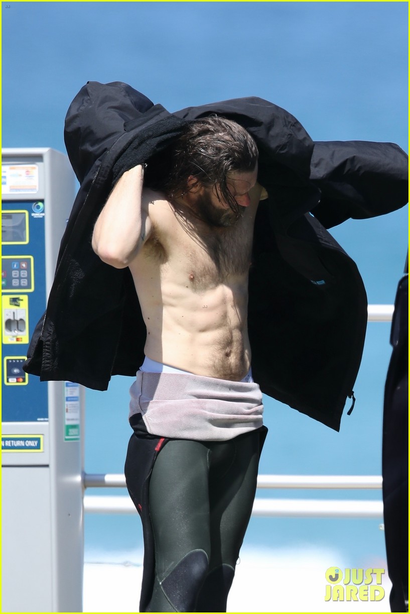 joel-edgerton-flaunts-his-abs-after-surfing-in-australia-02.jpg