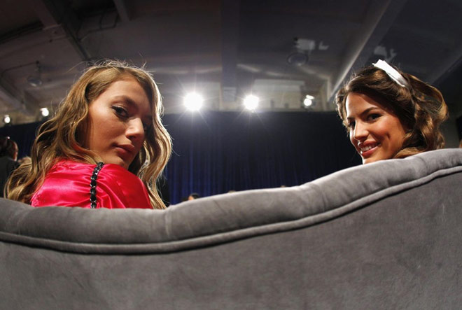 backstage_victorias_secret_fashion_show_2011_05.jpg