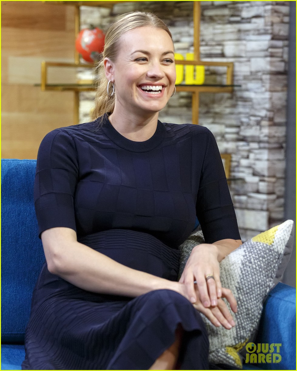 pregnant-yvonne-strahovski-cradles-baby-bump-01.jpg