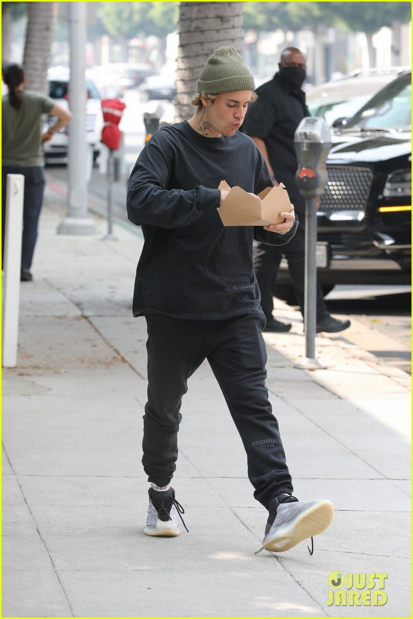 justin-bieber-eats-lunch-walking-around-la-03.jpg