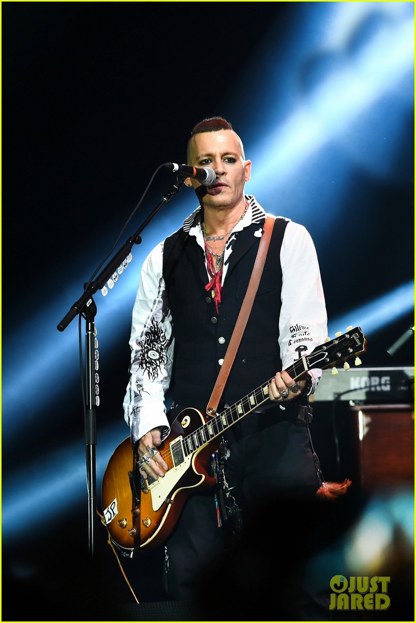 johnny-depp-gets-bras-thrown-at-him-at-the-hollywood-vampires-moscow-concert-06.jpg