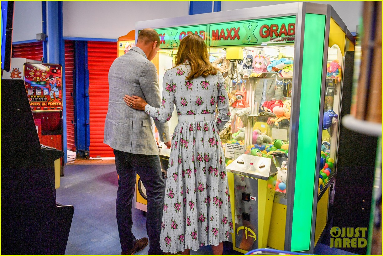 kate-middleton-prince-william-arcade-games-02.jpg