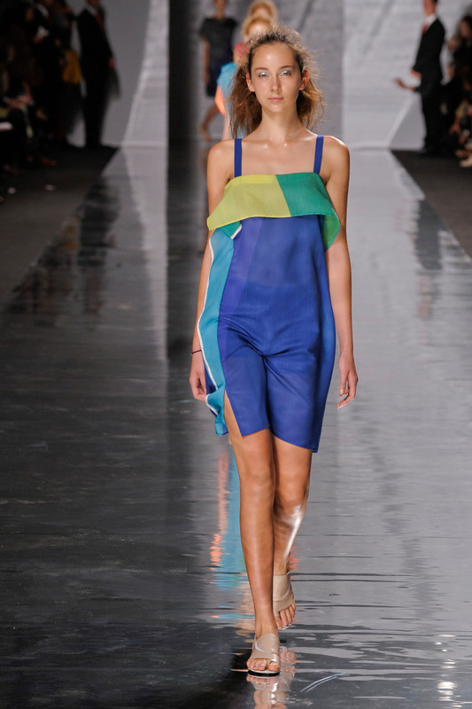 Issey_Miyake_Spring_2013_Bk_y_LBo_So_Ozx.jpg