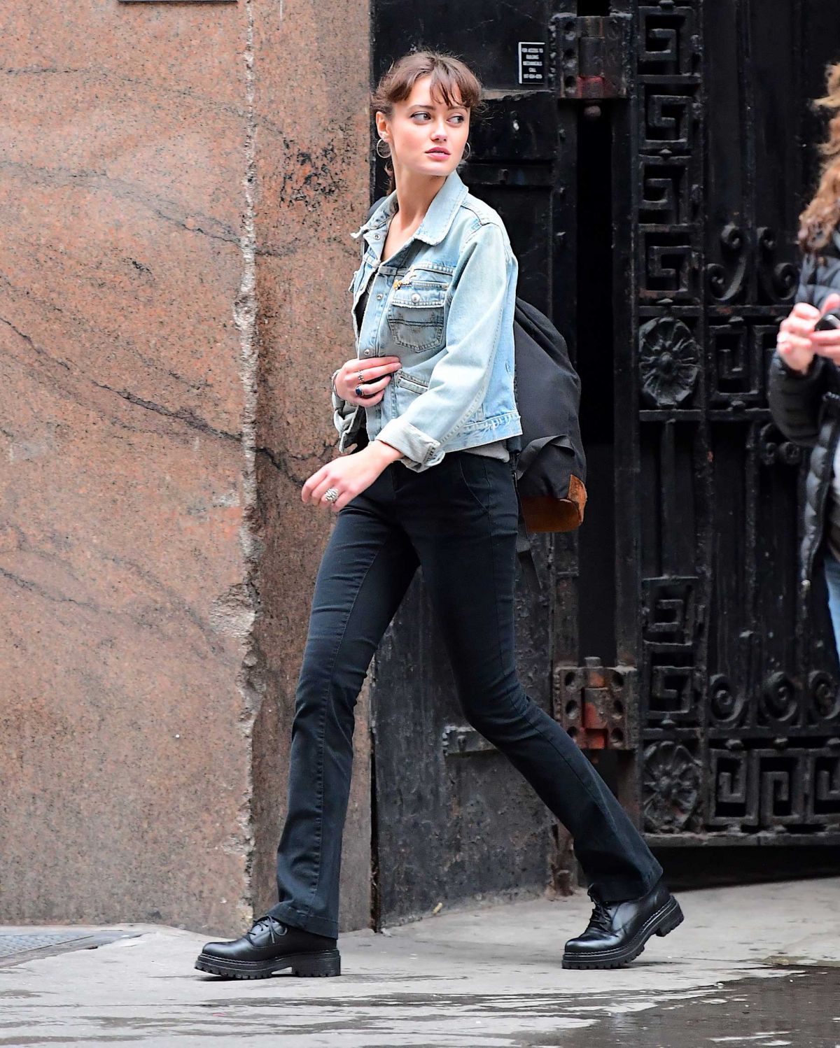 ella-purnell-on-the-set-of-sweetbitter-in-new-york-10-26-2017-2.jpg