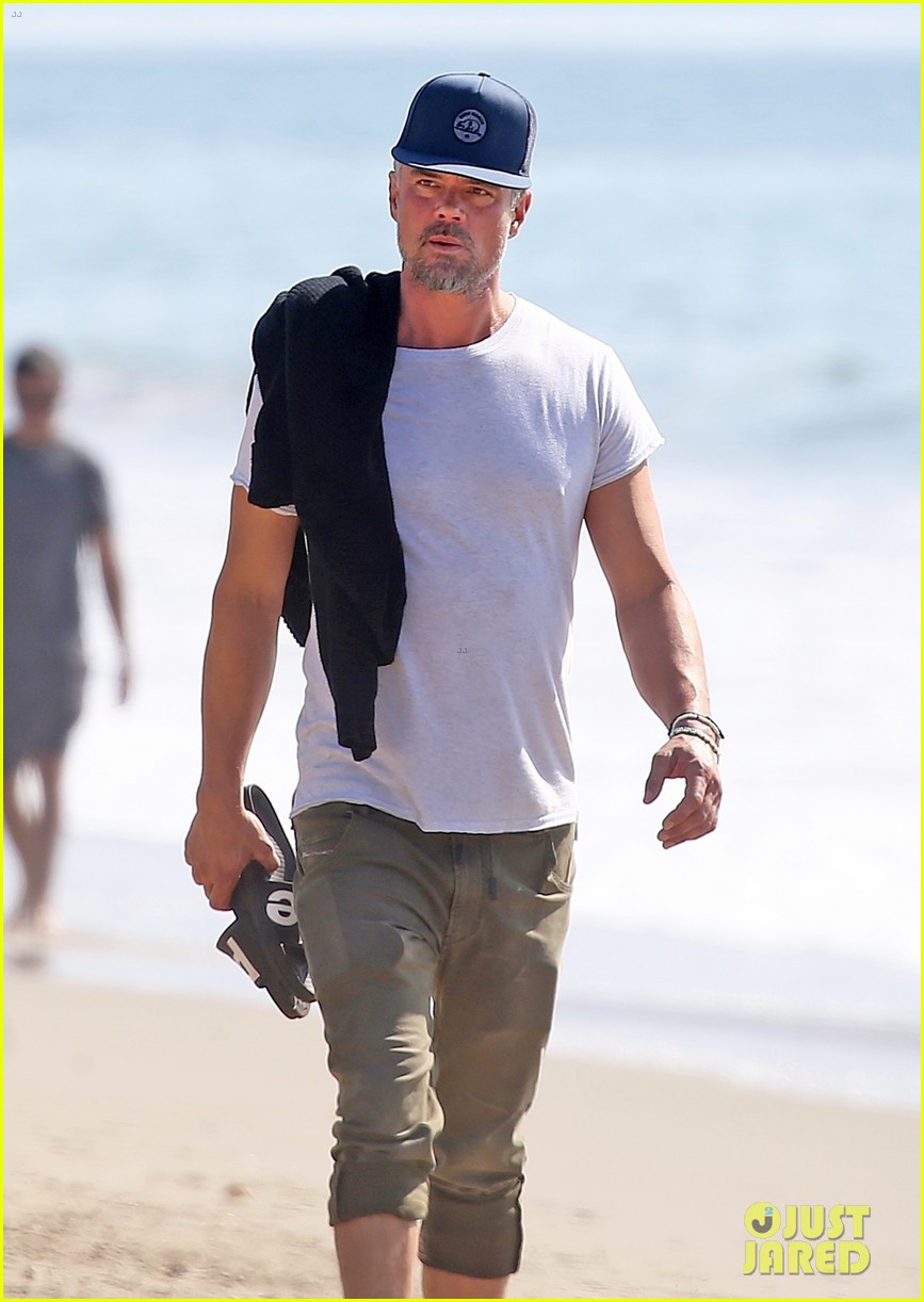 josh-duhamel-walk-on-the-beach-with-audra-mari-02.jpg