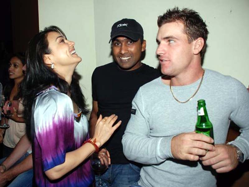 preity-zinta-with-ipl-team-member-0523.jpg