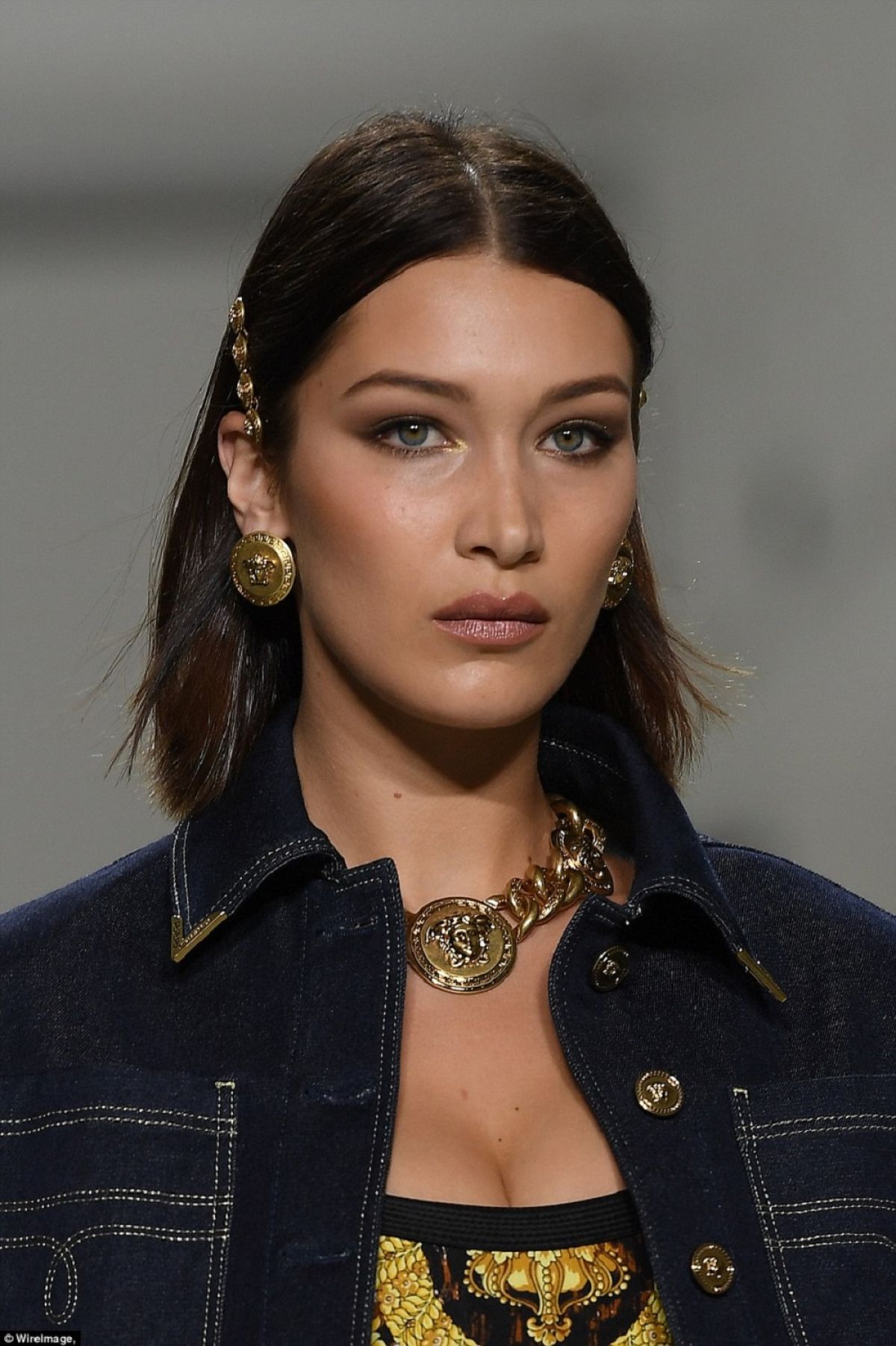 bella-hadid-at-versace-fashion-show-at-milan-09-22-2017_2.jpg