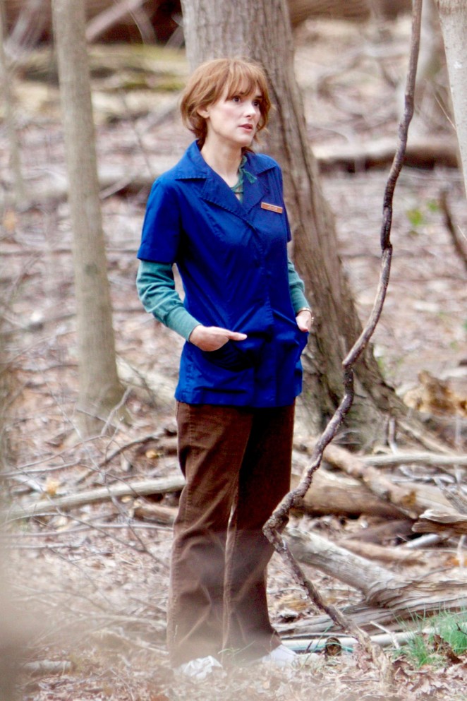 Winona-Ryder-on-the-set-of-Stranger-Things--02-662x993.jpg