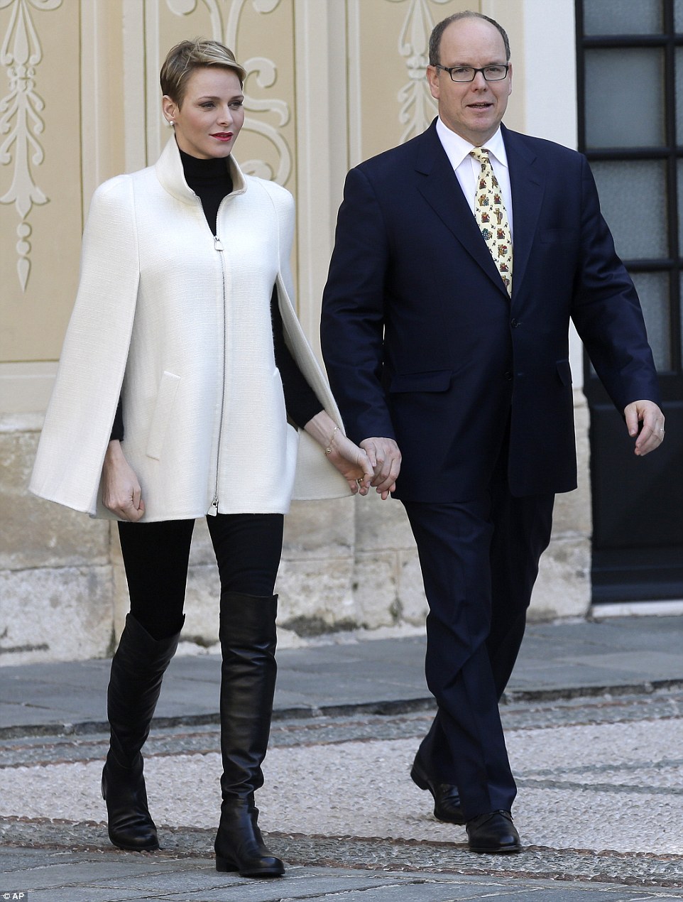 2F6D23F200000578-3362739-The_happy_couple_held_hands_as_they_walked_across_the_palace_gro-a-19_1450288664965.jpg