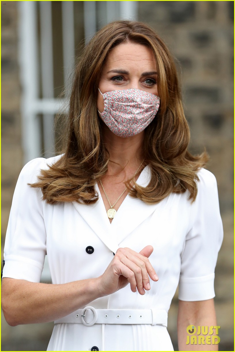 kate-middleton-face-mask-baby-center-appearance-02.jpg