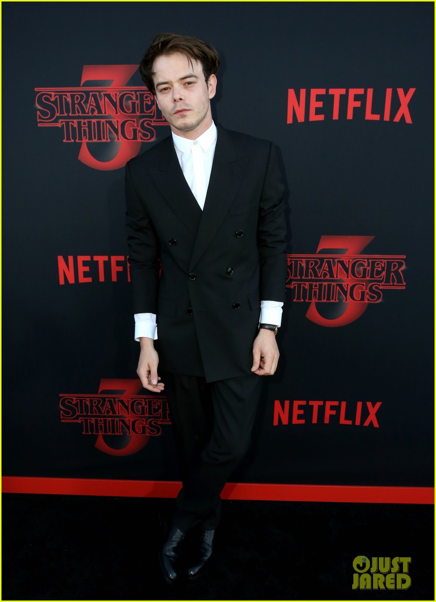 natalia-dyer-charlie-heaton-stranger-things-premiere-10.jpg