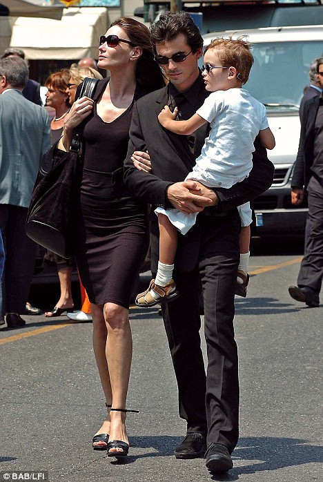 article-1174221-04B52B84000005DC-398_468x698.jpg