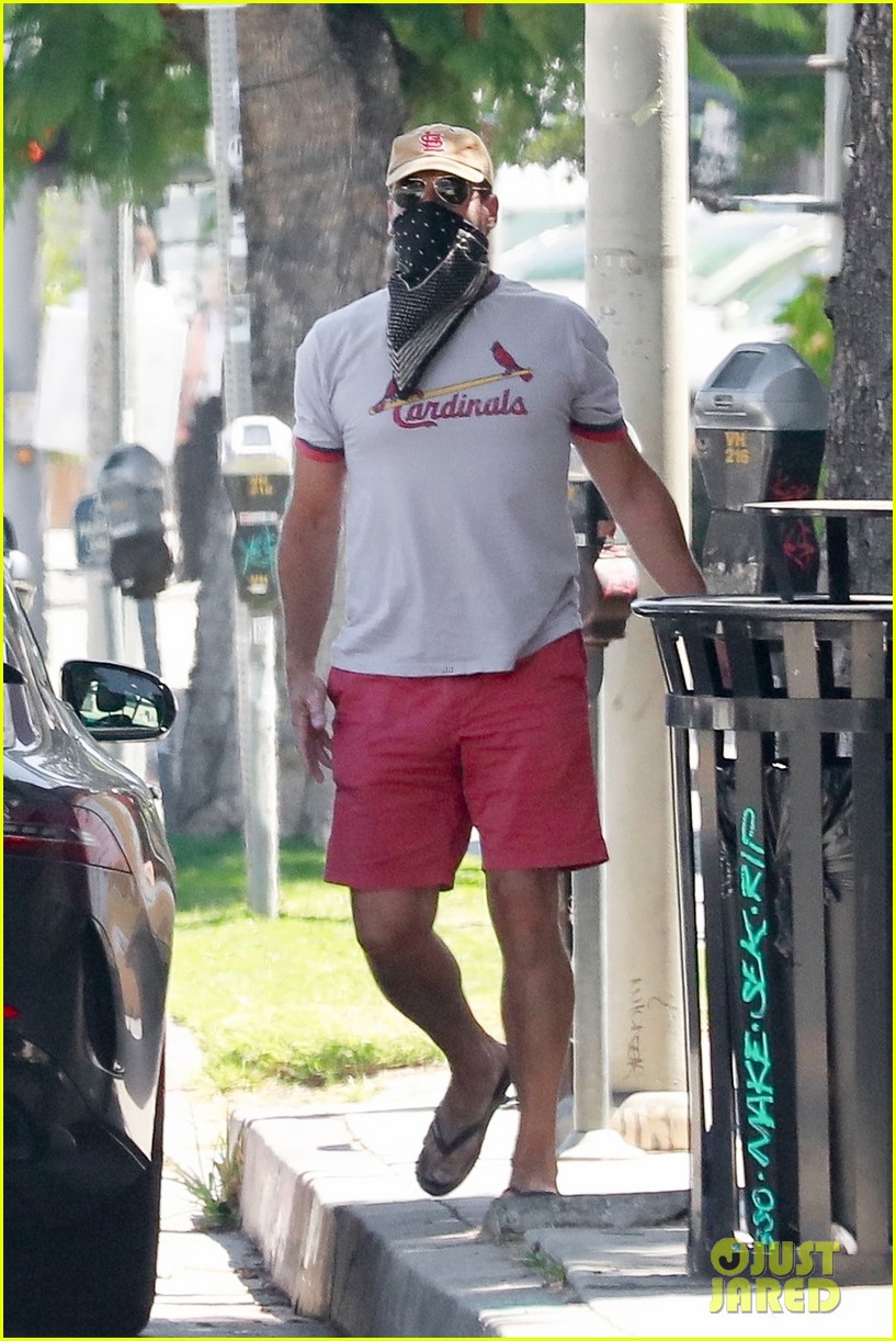 jon-hamm-running-errands-01.jpg