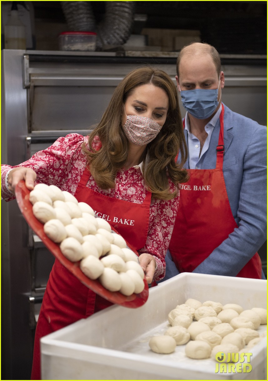 prince-william-kate-middleton-bake-bread-bakery-25.jpg