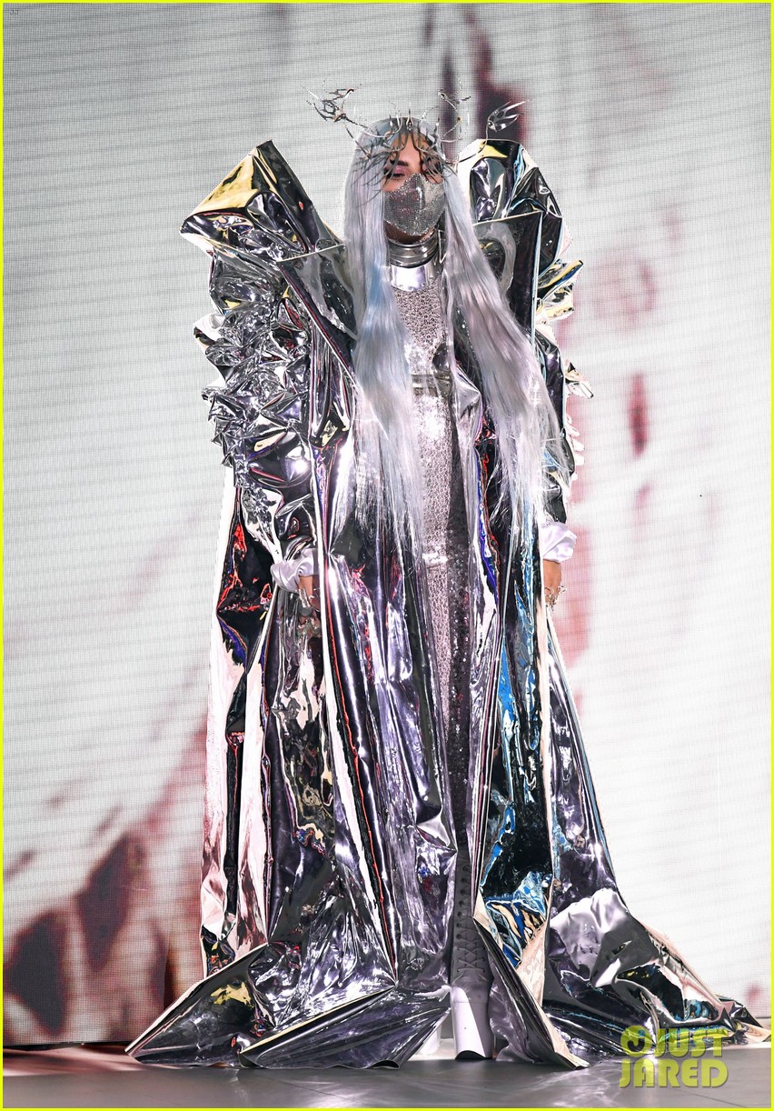 lady-gaga-tricon-award-mtv-vmas-04.jpg