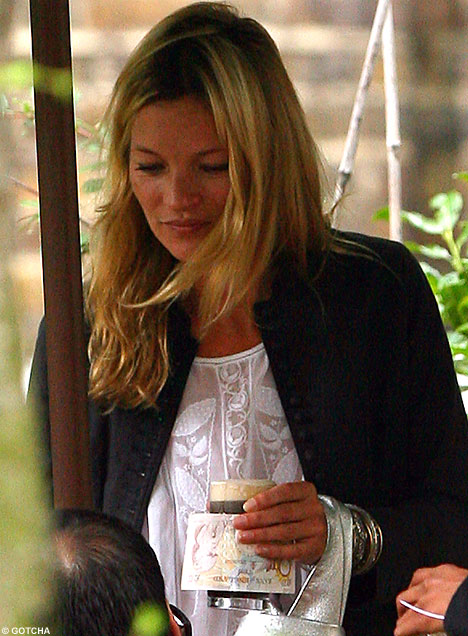 katemoss2GOTCHA_468x636.jpg