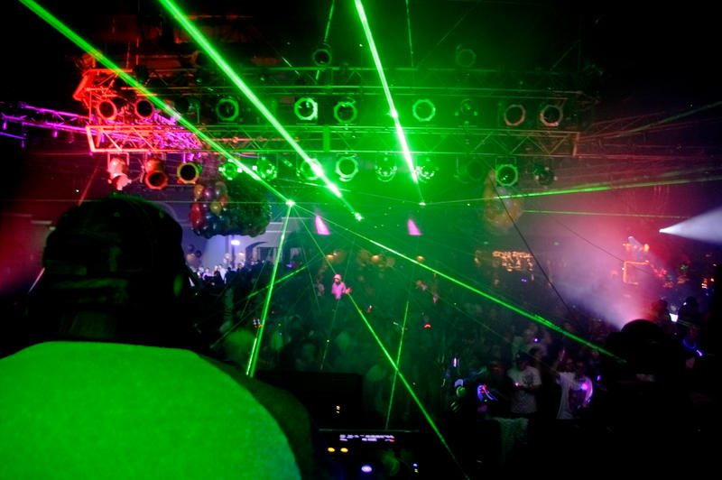 Thee_O_and_His_Crowd_by_Wikidly.jpg