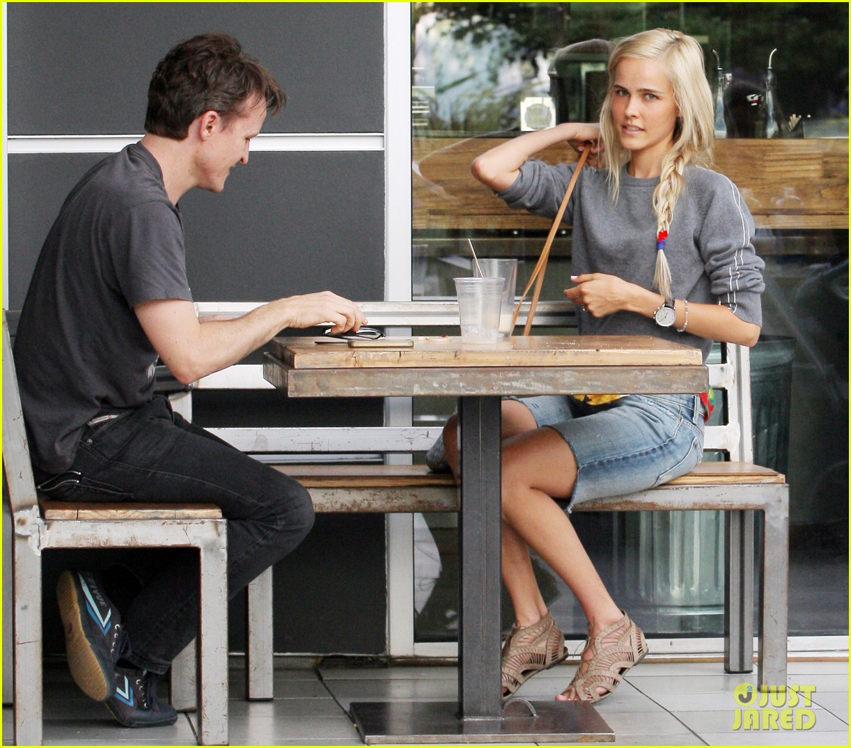 isabel-lucas-labor-day-lunch-04.jpg