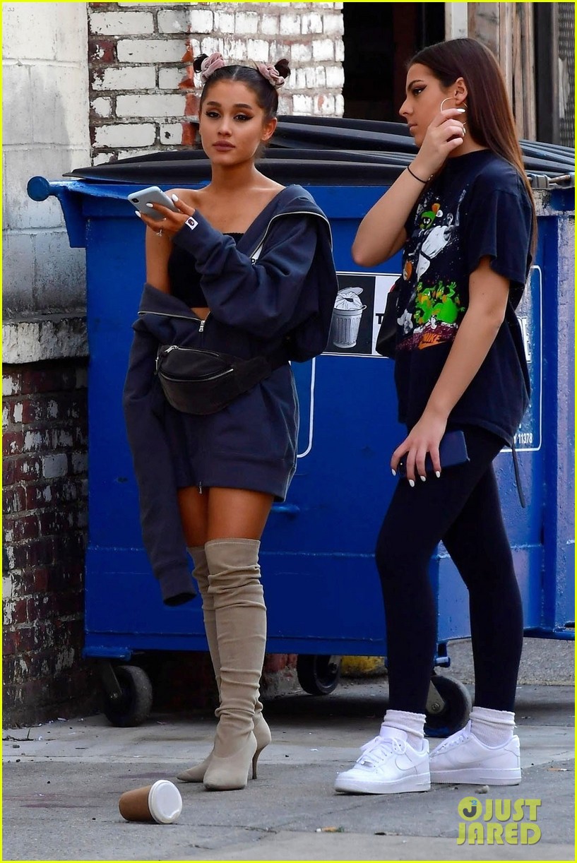 pete-davidson-debuts-new-bleached-blonde-hair-in-nyc-01.jpg