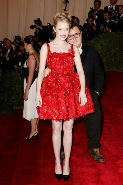 Emma_Stone_Jessica_Alba_shines_red_carpet_3r_IZDl.jpg